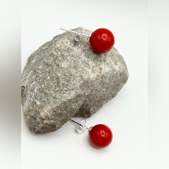 RED SHELL PEARL STUD EARRINGS - Picture 10 of 10